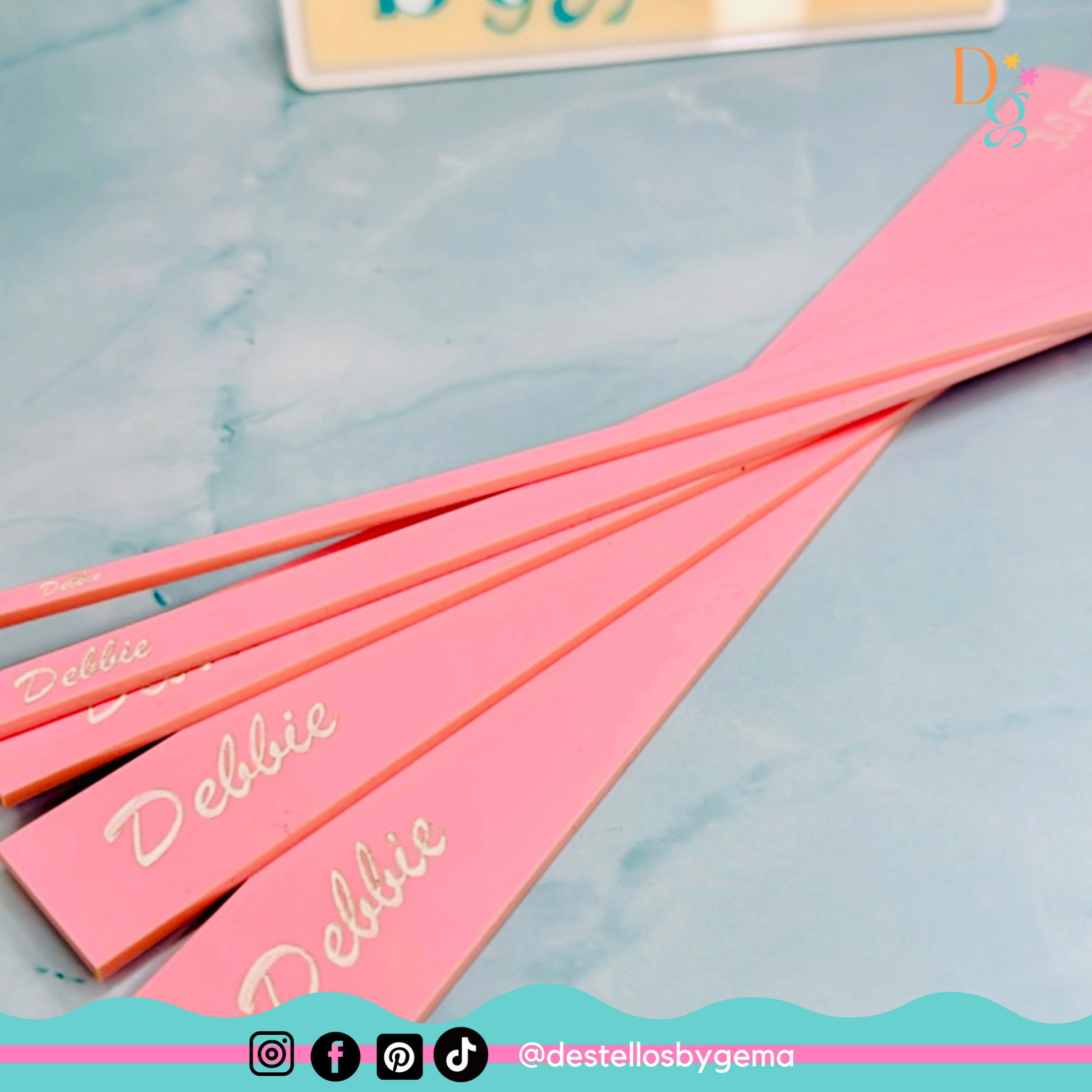 Regla guía de doble cara mostrando cómo se usa para medir y cortar.