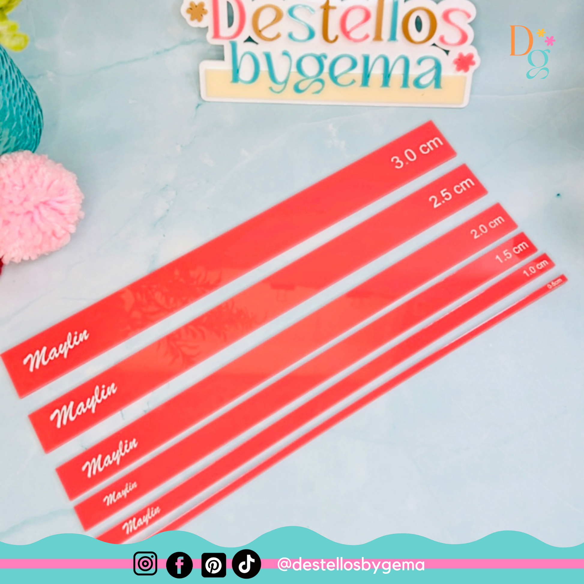 Regla con esquinas redondeadas y marcas para hacer dobleces en papel.