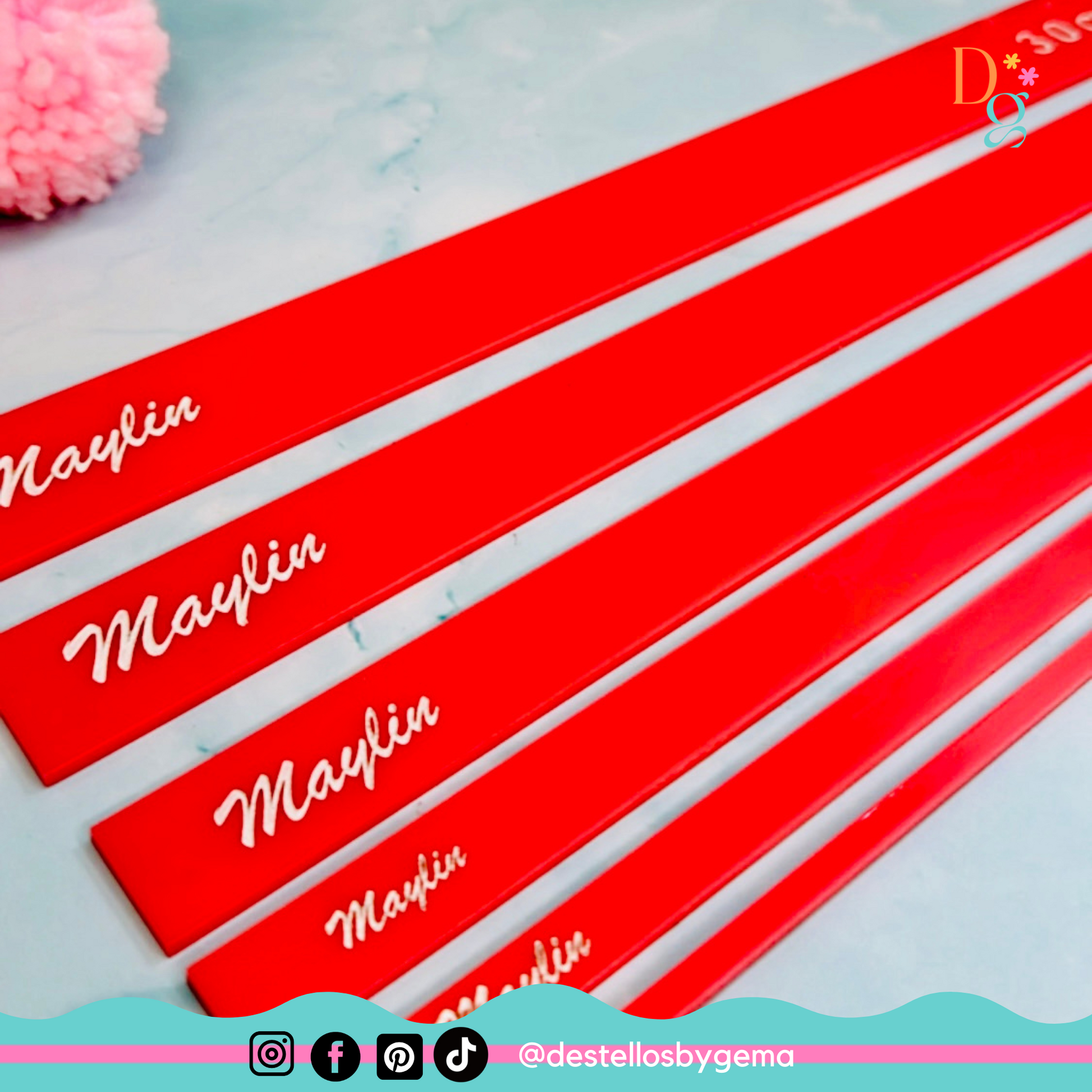 Regla con diseño ergonómico utilizada en proyecto de encuadernación artesanal.