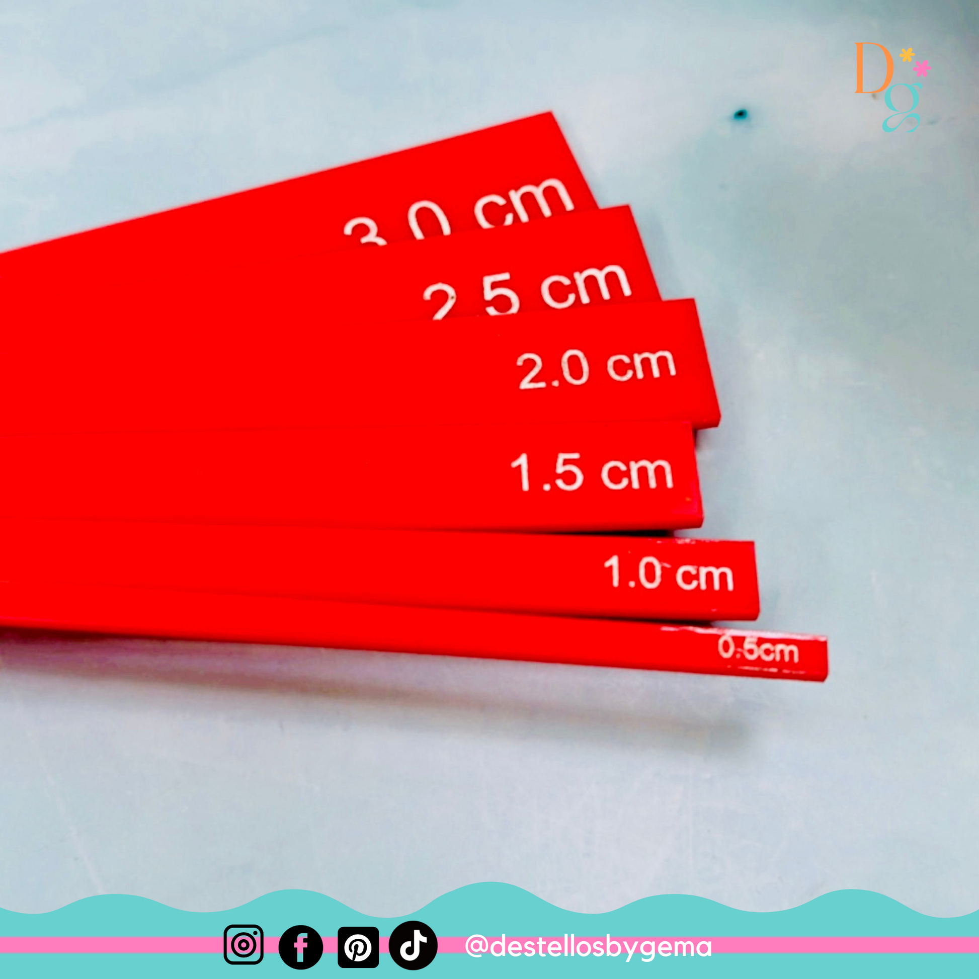 Detalle de regla posicionada sobre hoja con marcas visibles para perforar.