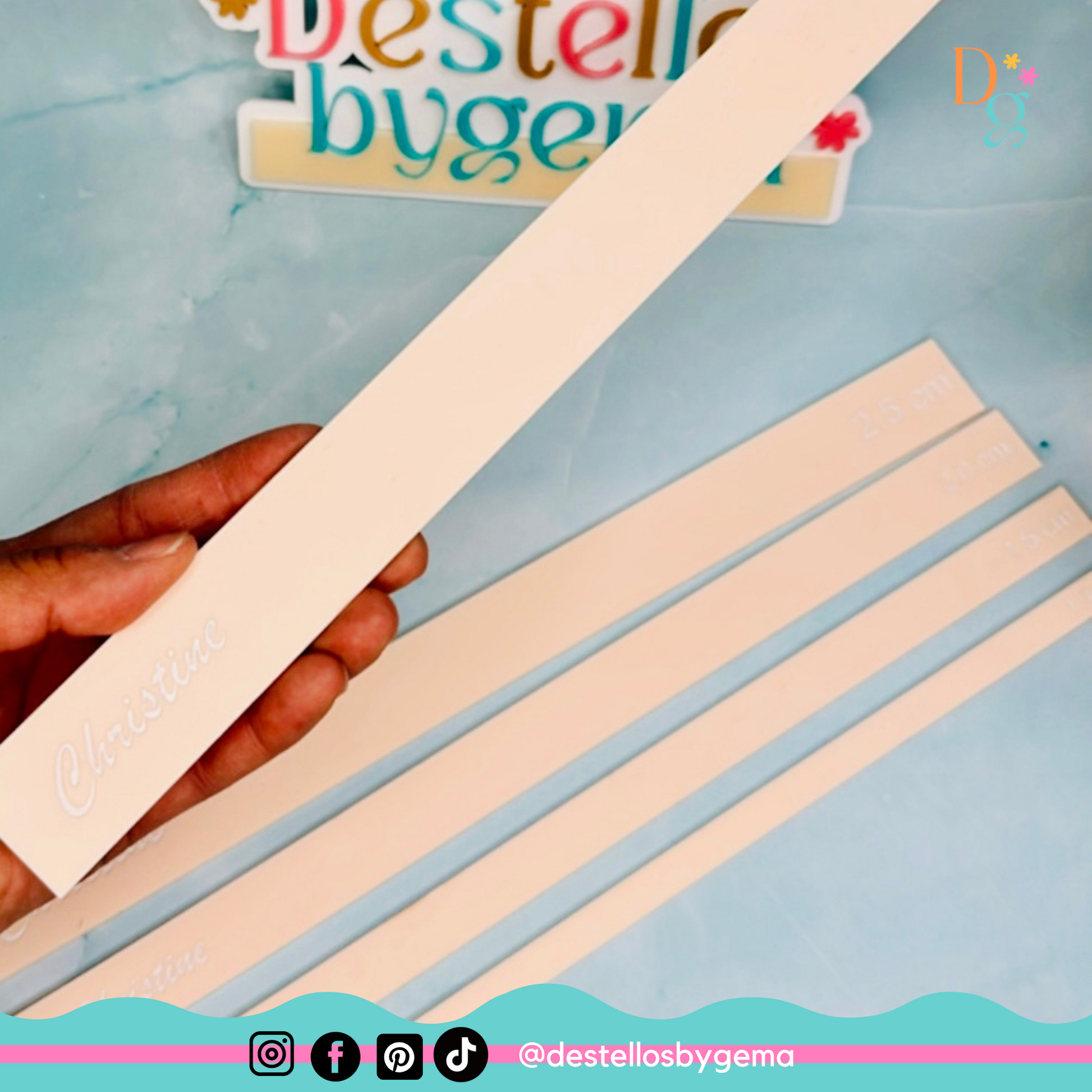 Regla de encuadernar con tope en L mostrando cómo se coloca un cartón.