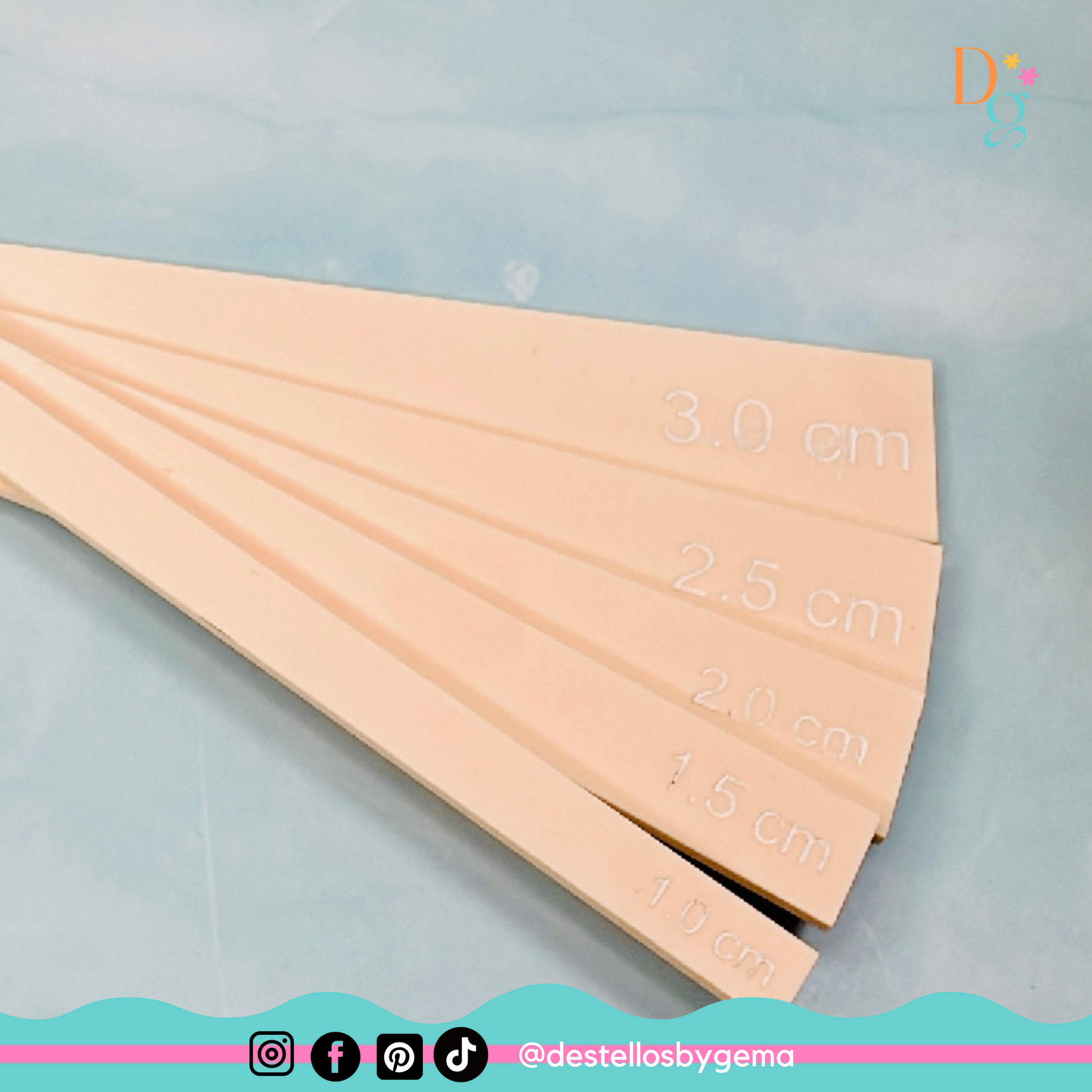 Detalle de los números grabados en una regla especial para scrapbooking.