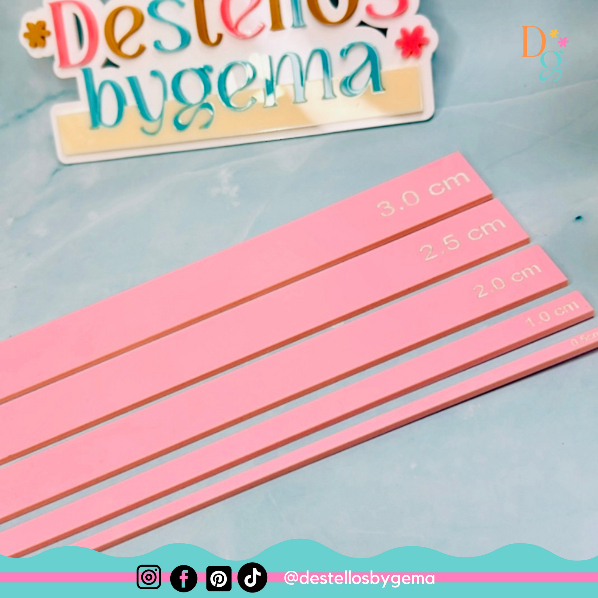 Persona usando regla para marcar líneas rectas en una portada de encuadernado.