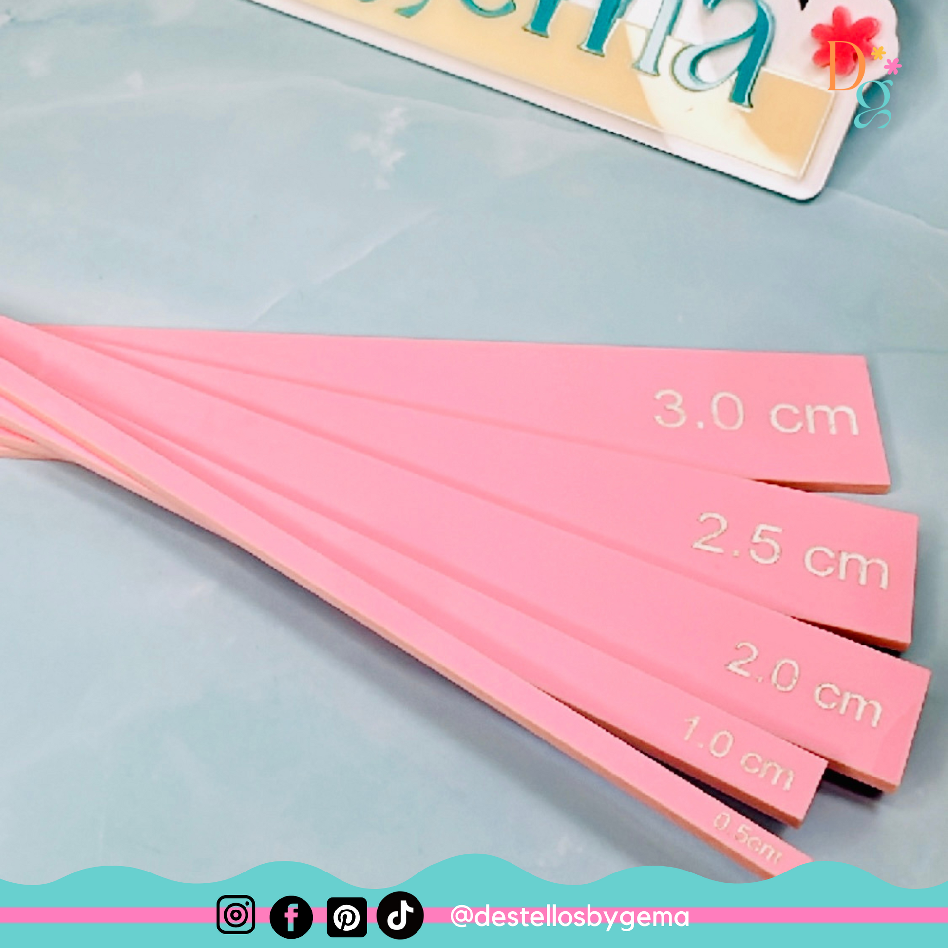 Regla metálica y cúter siendo usados sobre base de corte para precisión.