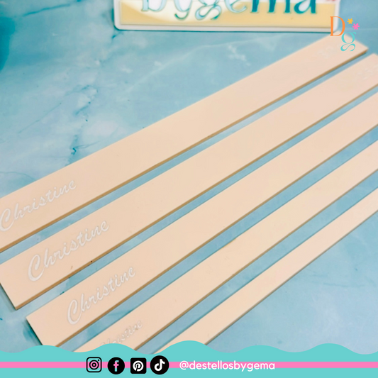 
Regla acrílica transparente con marcas visibles utilizada para alinear papel.
